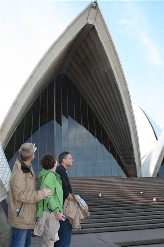 Angenieta en Govert op bezoek, bekijken het Opera House.